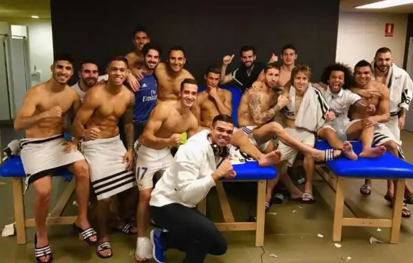 PHOTO: Cristiano Ronaldo And Madrid Locker Room Pose After #ElClassico Draw